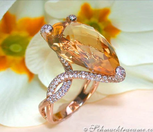 Citrin-Tropfen-Ring mit Diamanten auf Roségoldbasis, Detailaufnahme, elegant und luxuriös Citrin-Tropfen-Ring mit Diamanten auf Roségoldbasis, Detailaufnahme, elegant und luxuriös