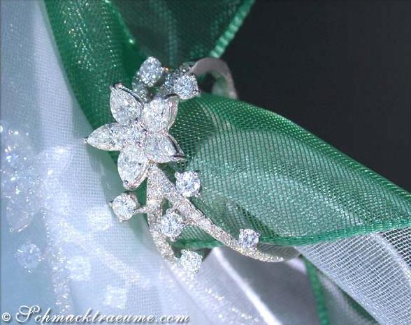 Diamantblütenring im Blüten-Design auf grüner Satinbandrolle