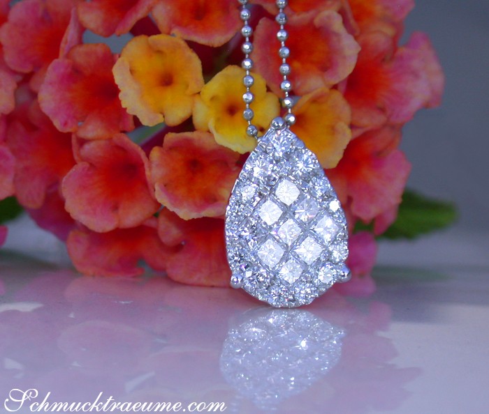 Weißgold-Anhänger mit Princess-Diamanten-Struktur, Detailaufnahme, Blumen im Hintergrund