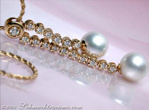 Goldener Anhänger mit Diamanten und Perlen, Detailaufnahme.