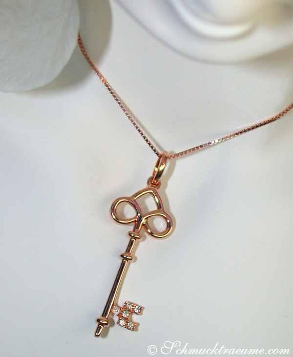 Detailansicht des Schlüssel-Anhängers in Roségold mit Diamanten, elegant aufgehängt