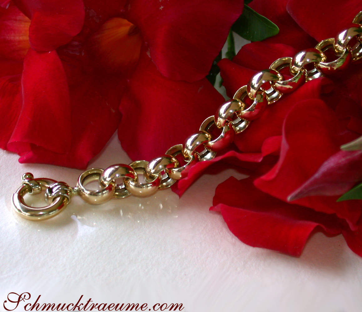 Goldarmband in Gelbgold 585 auf roten Rosenblättern liegend