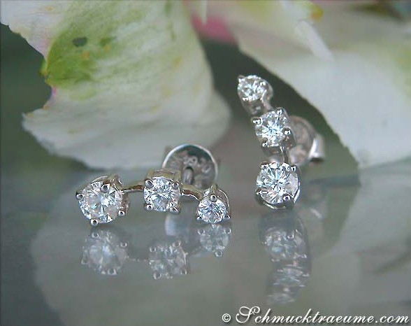 Detailansicht von dreigliedrigen Ohrsteckern aus Weißgold mit Brillant-Solitärsteinen