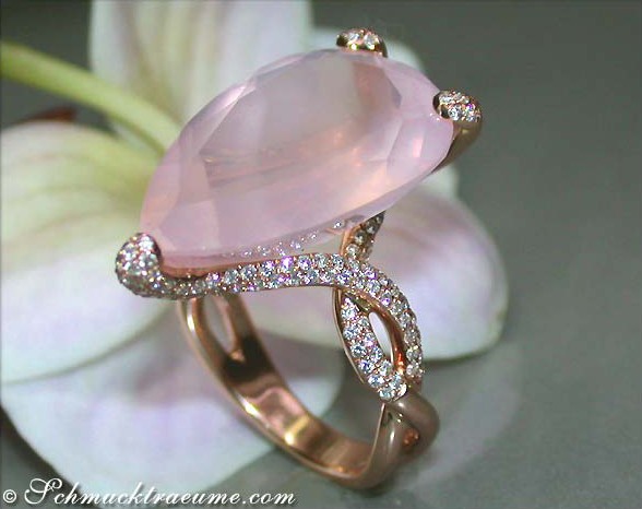 Rosenquarz-Tropfen-Ring mit Brillanten in Roségold 750, Detailaufnahme.