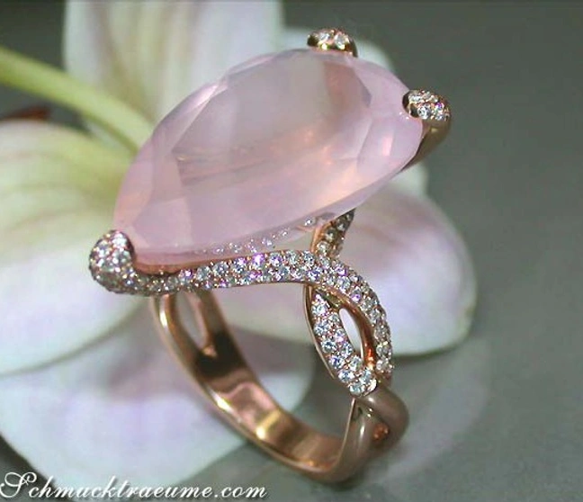 Rosenquarz-Tropfen-Ring mit Brillanten in Roségold 750, Detailaufnahme. Rosenquarz-Tropfen-Ring mit Brillanten in Roségold 750, Detailaufnahme.