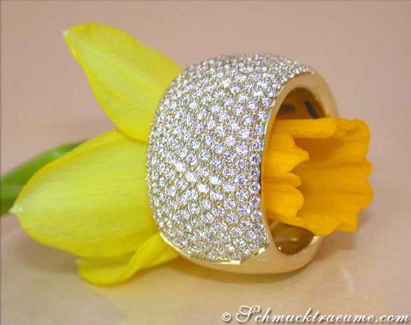Goldener Brillantenpavé-Ring mit feinem Detail auf Blume