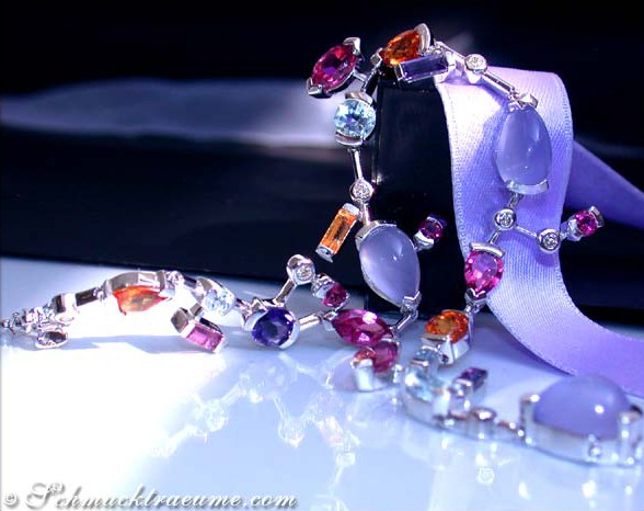 Luxus-Armband mit farbenfrohen Edelsteinen und Diamanten, detailreich, elegant.