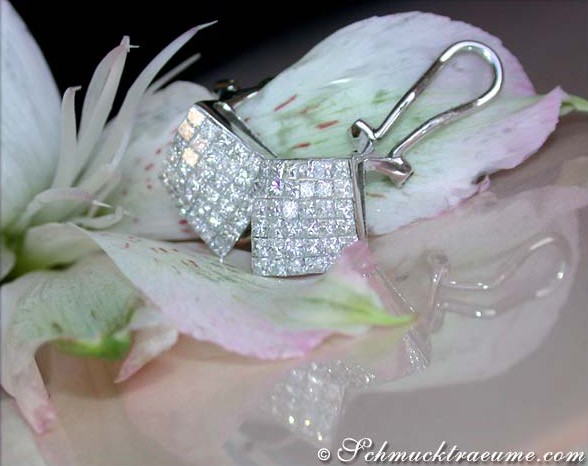 Detailansicht der feinen Diamant-Ohrstecker mit Princess-Cut-Steinen, auf Blüte abgestellt