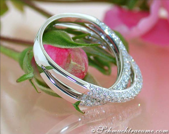 Überkreuzter Brillantenring in Weißgold 750, detailreich, elegant, auf Rosenblüte abgestellt