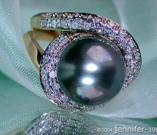 Stattlicher Tahitiperlenring in Gelbgold mit glänzenden Diamanten