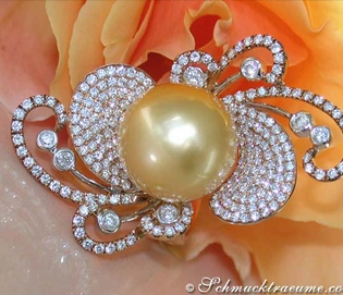 Goldener Südseeperlen-Ring mit Diamanten auf Rosenblüte