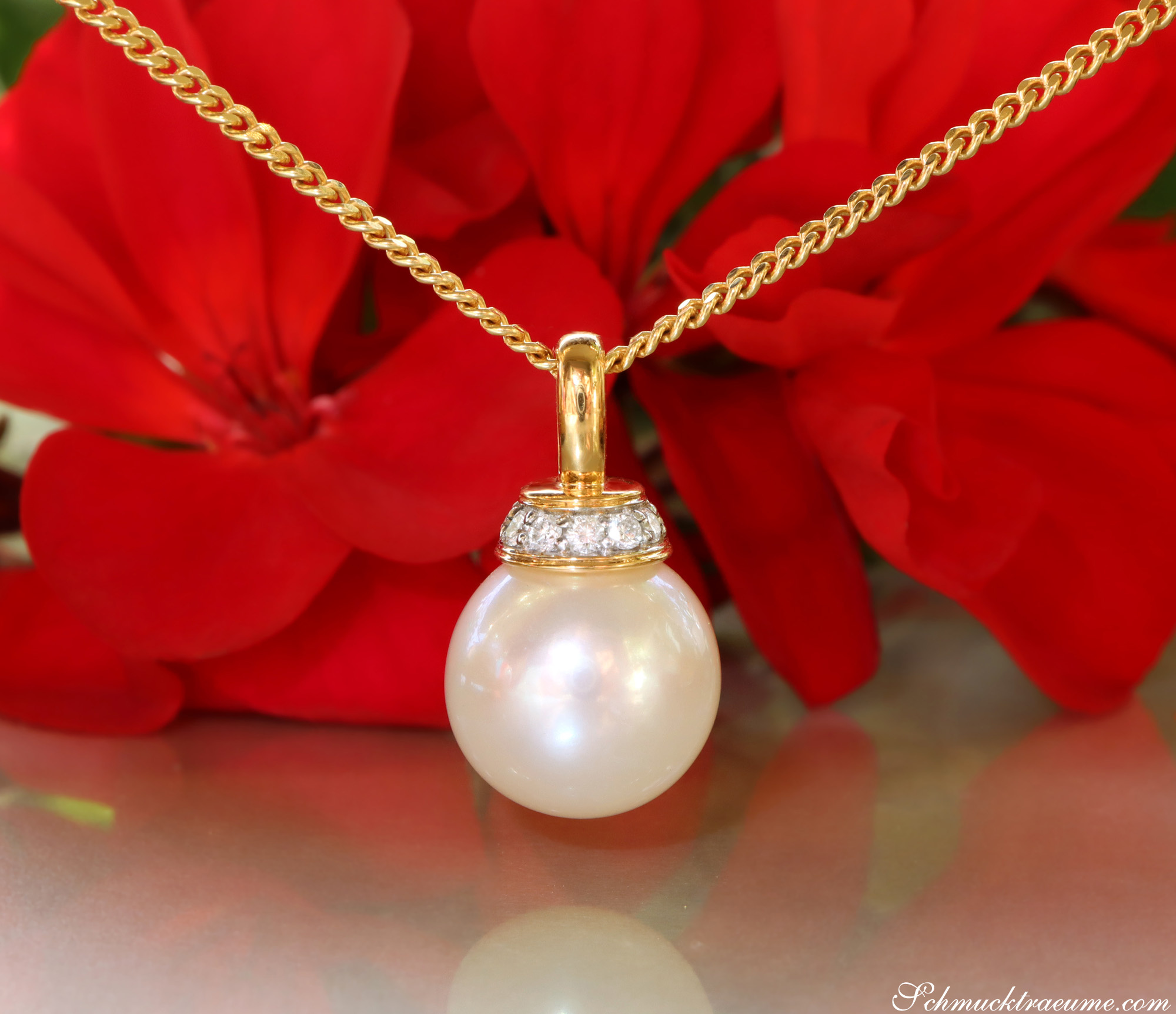 Detail des goldenen Süßwasserperlenanhängers mit Brillanten