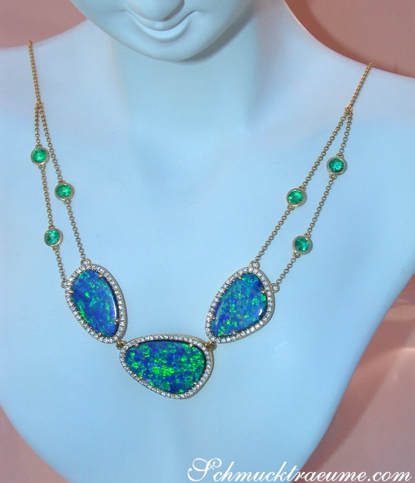 Blauer Boulder Opal Collier mit Smaragden und Brillanten auf Goldkette