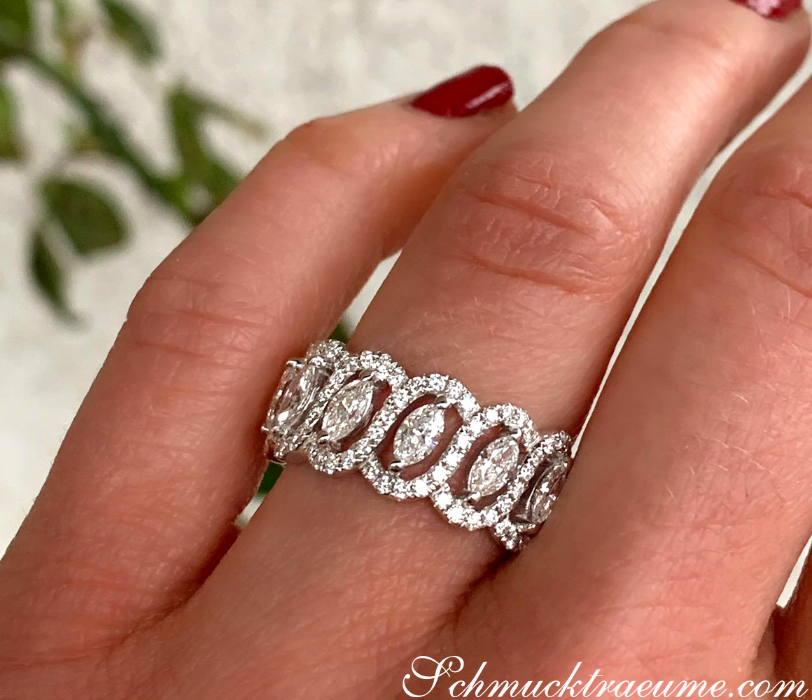 Femininer Marquise Diamantenring mit Brillanten, Detailaufnahme auf Handfinger, feiner Schmuck.