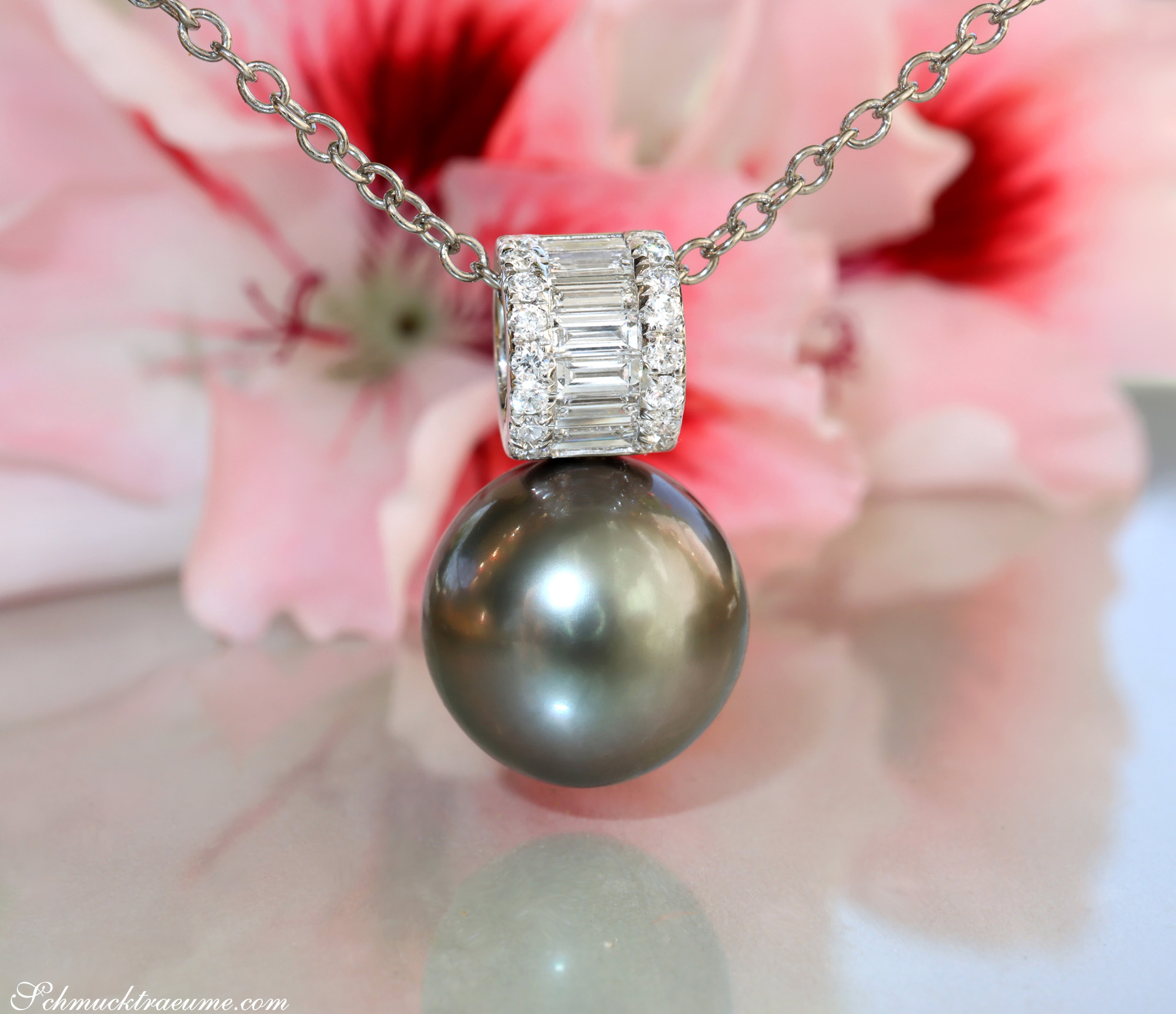 Süßwasserperlen-Anhänger mit Baguette-Diamanten, detailreiches Design, elegant, zarte Kette, Hintergrundblume.