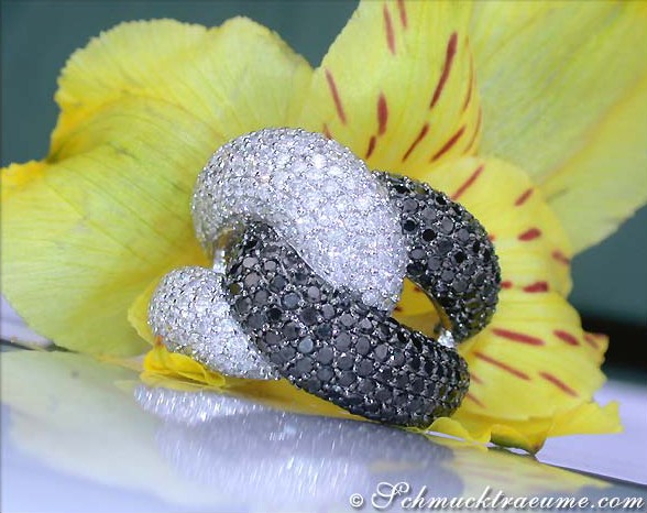 Schwarzer Diamant-Ring mit Weißgold, auf Blüte präsentiert