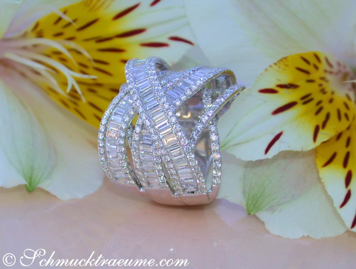 Detailansicht des überkreuzten Brillanten-Rings mit Baguette-Diamanten (4,73 ct.), verarbeitet in Weißgold 750.
