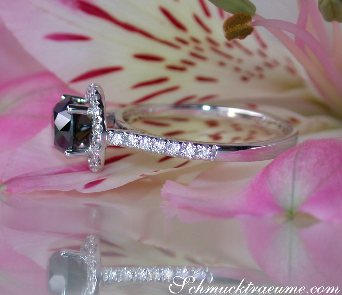 Schwarzer Diamant Solitär-Ring mit Halo-Design auf Blüte, detailreich.