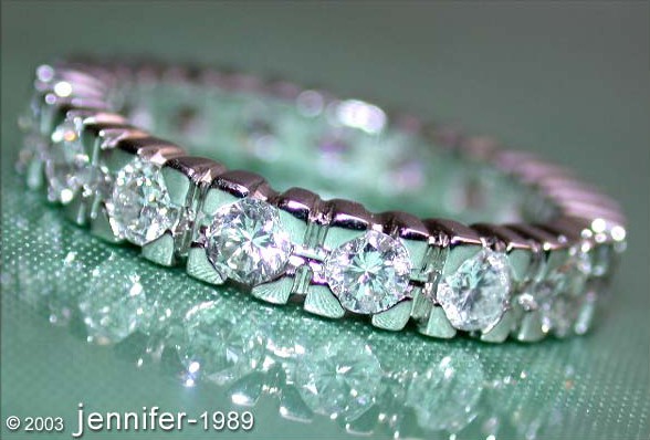 Edler Brillanten Memory Ring (1,35 ct.), Detailaufnahme, glänzende Diamanten, Weißgold 750, elegant, zeitlos.