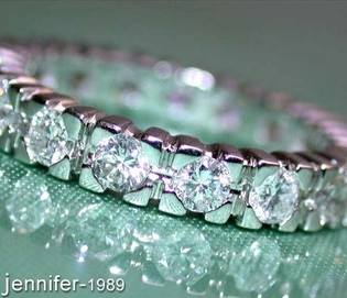 Edler Brillanten Memory Ring (1,35 ct.), Detailaufnahme, glänzende Diamanten, Weißgold 750, elegant, zeitlos.