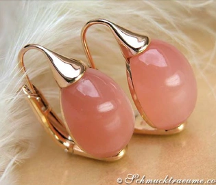 Klassische Mondstein-Ohrhänger mit Gelbgold 750, elegant auf Federhintergrund