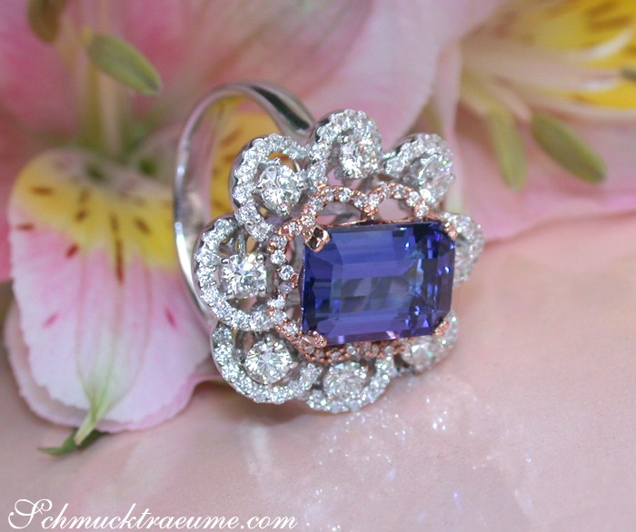 Smaragdschliff-Tansanit-Ring mit Diamanten, Roségold 750, Detailaufnahme