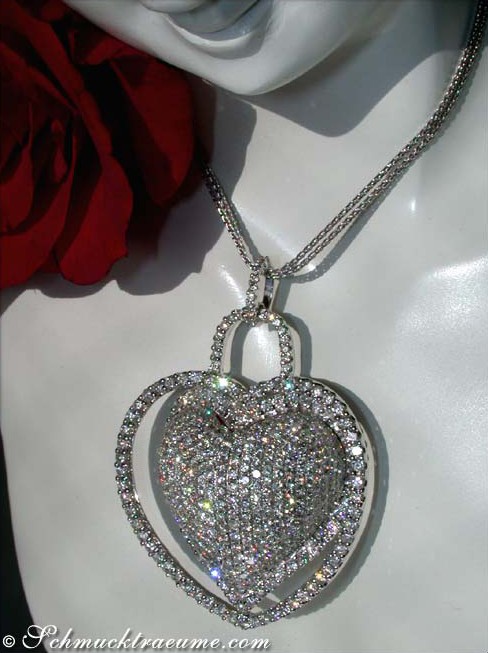 Weißgold Herz Anhänger mit 7.50 ct. Brillanten, Detailaufnahme, getragen auf Puppe mit roter Rose