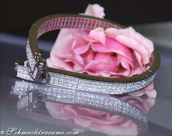 Diamanten-Armband im Invisible Setting, weißgold, rosa Blume im Hintergrund