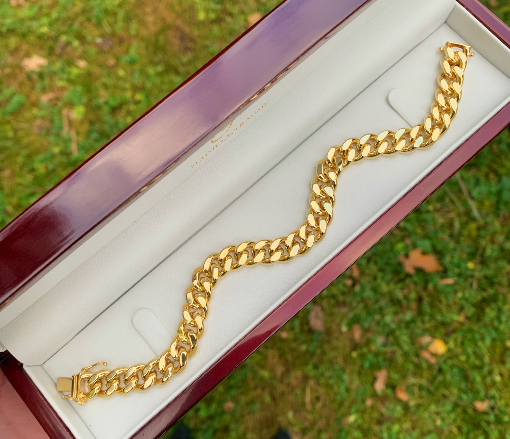 Gold Panzer Armband in Gelbgold 585, stilvoll in Schmuckschachtel, im Freien.