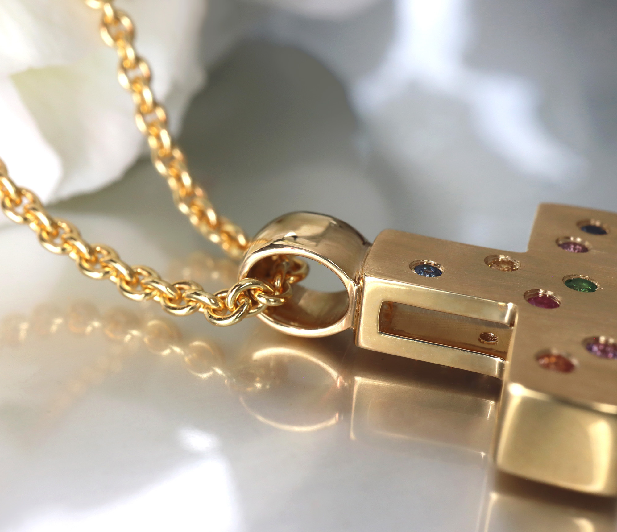 Goldener Anhänger mit Multicolor Saphiren und Brillanten, Detailaufnahme auf Kette und Kreuzform