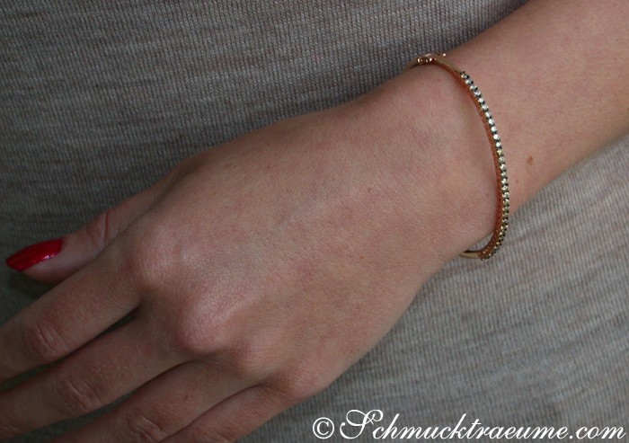 Armreif mit naturbraunen Brillanten in Roségold, Detailaufnahme am Handgelenk