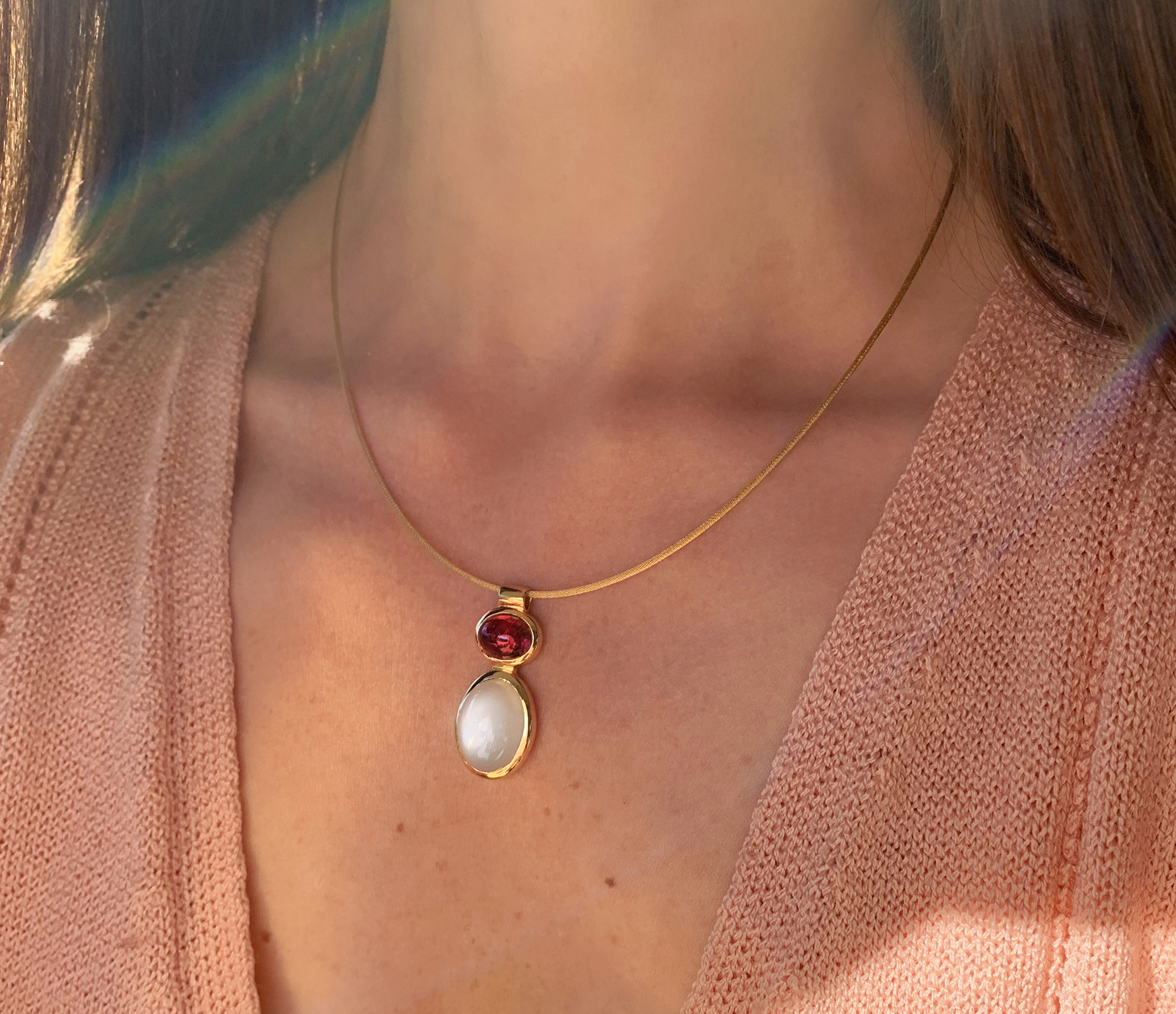 Rubellit-Mondstein-Collier in Gelbgold, detaillierte Ansicht