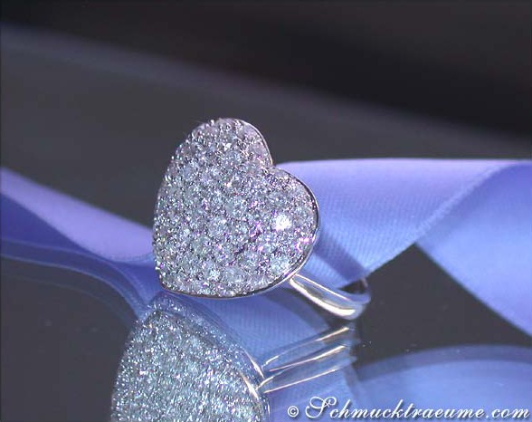 Weißgold Herzring mit Diamantbesatz, Detailaufnahme auf blauem Hintergrund