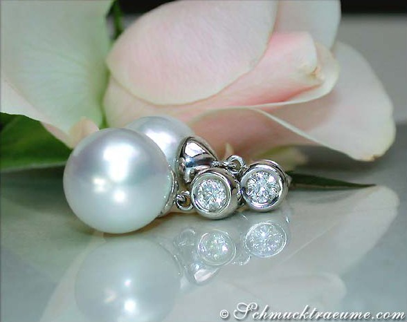 Weißgold-Ohrringe mit Perlen und Brillanten, Detailansicht auf Blüte liegend