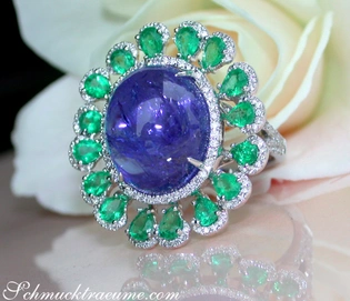 Opulenter Tansanit-Ring mit Smaragden und Brillanten, 16.700 Karat, Weißgold 750