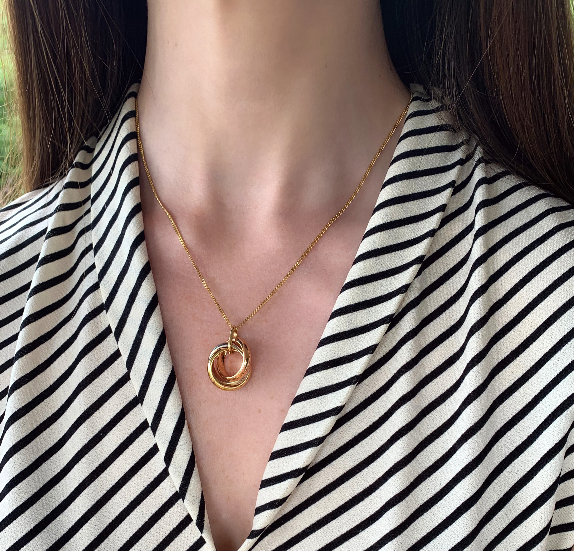 Goldkette mit Tricolor-Anhänger, Detailaufnahme, schlichte Trageszene.