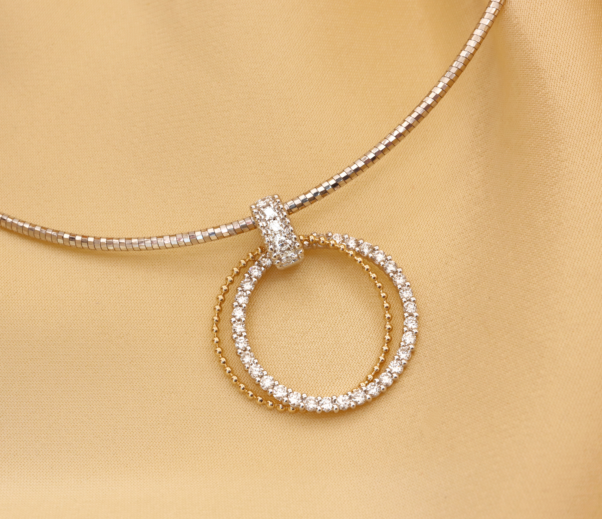 Zeitlos klassischer Brillanten Kreis Anhänger in Gelb- & Weißgold 585 - Image 3