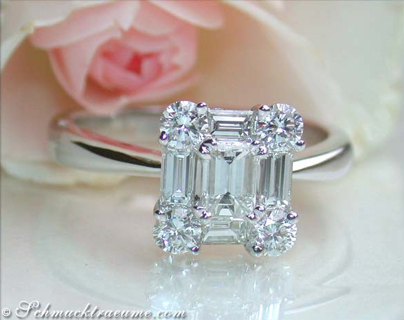 Silberner Ring mit drei Brillanten im Carré-Design, rosafarbene Rose im Hintergrund.