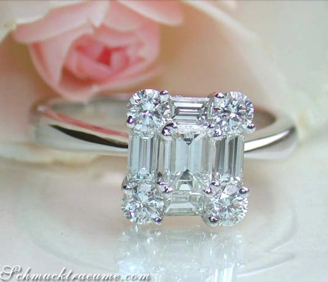 Silberner Ring mit drei Brillanten im Carré-Design, rosafarbene Rose im Hintergrund. Silberner Ring mit drei Brillanten im Carré-Design, rosafarbene Rose im Hintergrund.