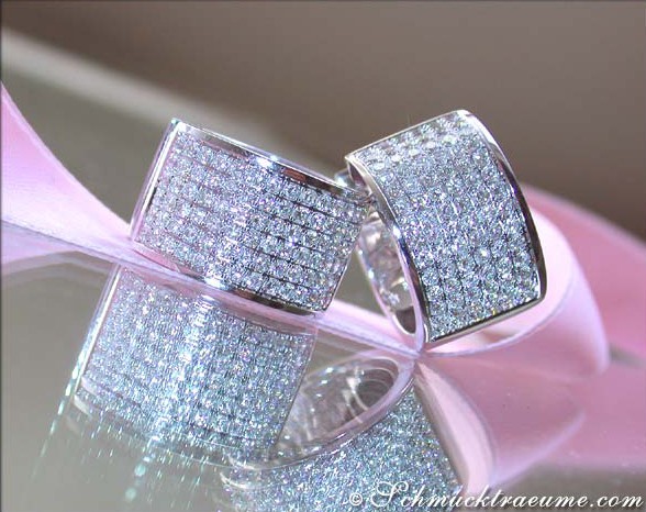 Prächtige Brillanten Creolen in Weißgold 750 auf rosa Satinband