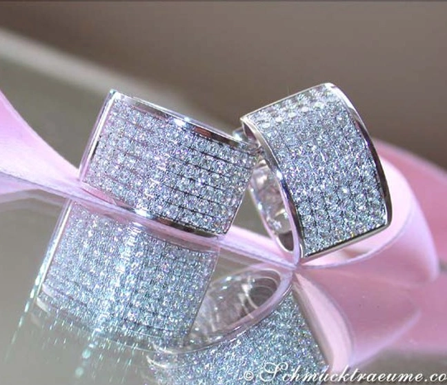 Prächtige Brillanten Creolen in Weißgold 750 auf rosa Satinband Prächtige Brillanten Creolen in Weißgold 750 auf rosa Satinband