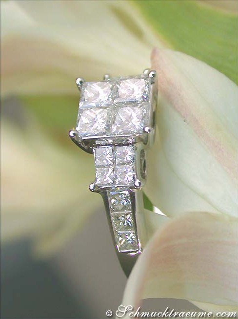 Prinzessinen-Diamantring in Weißgold, Detailaufnahme mit vier Princess-Cut-Steinen