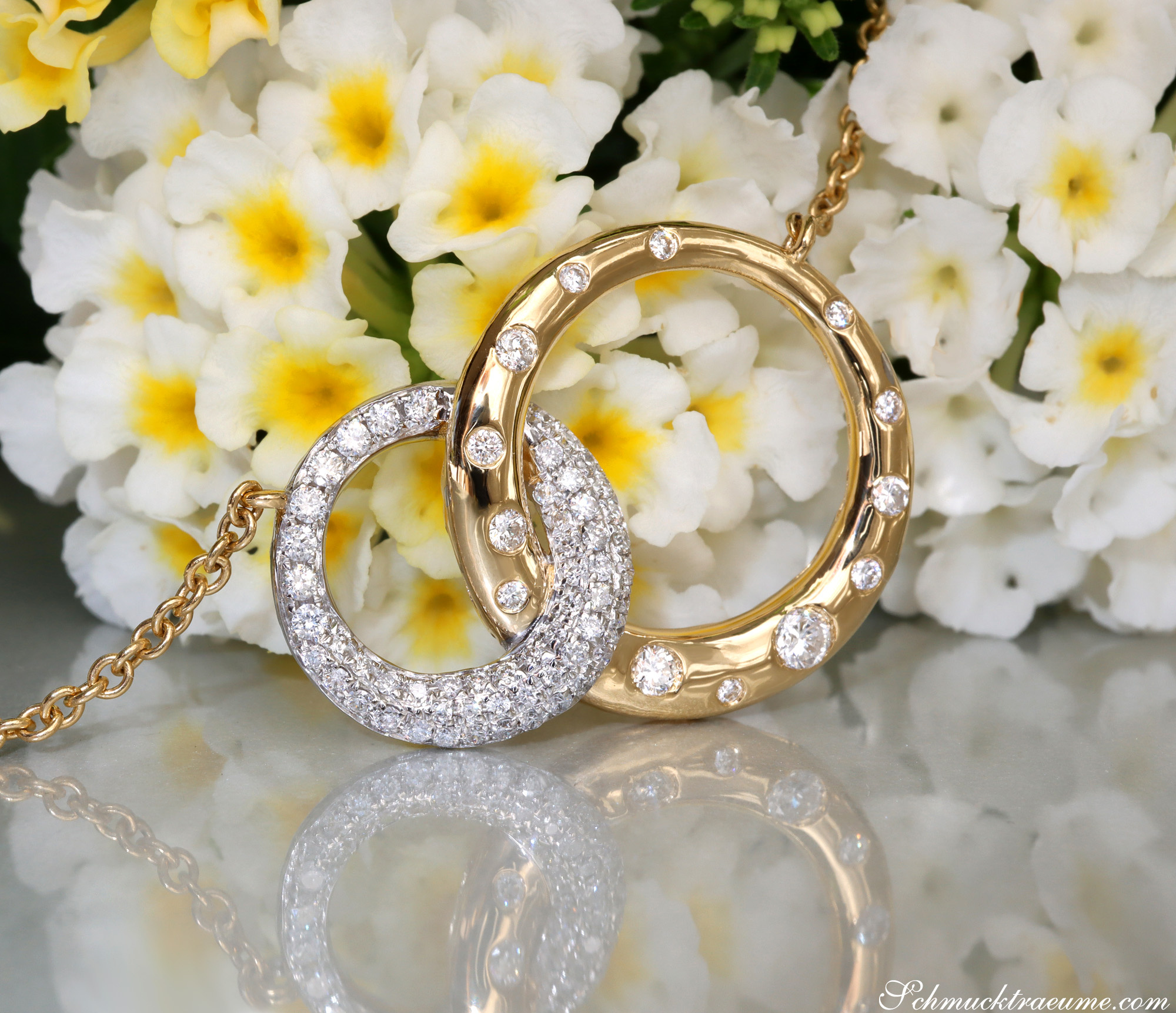 Goldene Kreise mit Diamanten auf Blumenhintergrund