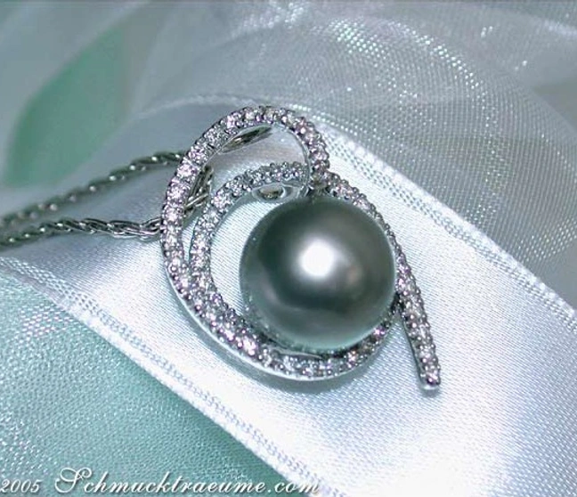 Weißgold-Anhänger mit Tahitiperle und Brillanten, detailreich, elegant auf Satin liegend. Weißgold-Anhänger mit Tahitiperle und Brillanten, detailreich, elegant auf Satin liegend.
