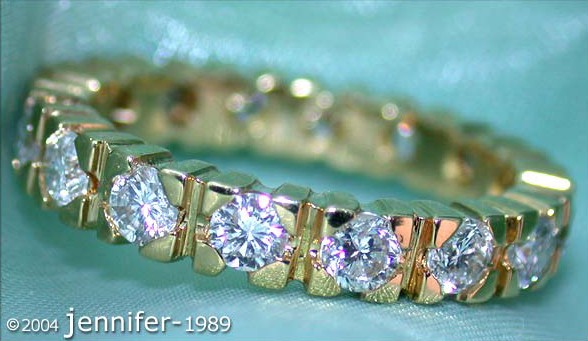 Gelbgold 750 Memory Ring mit 1.900 Karat TW VS Diamanten, Detailaufnahme