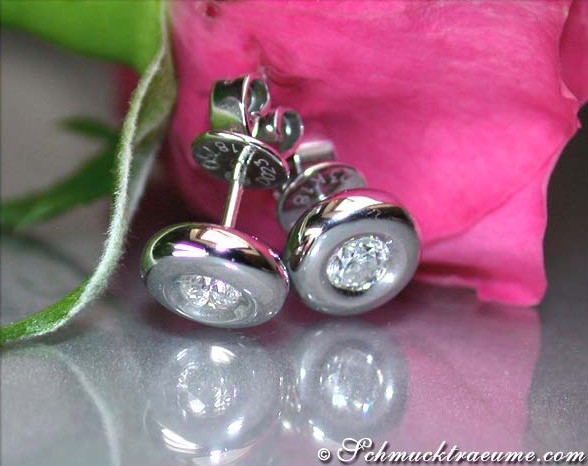 Klassische Ohrstecker aus Weißgold mit Brillanten, Detailaufnahme auf Rosenblüte