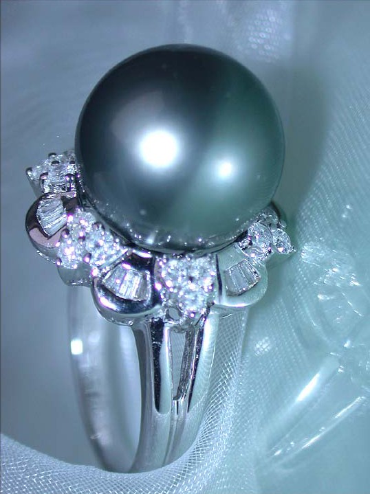 Edler Tahitiperlenring mit Baguette-Diamanten in Weißgold 750, Detailaufnahme