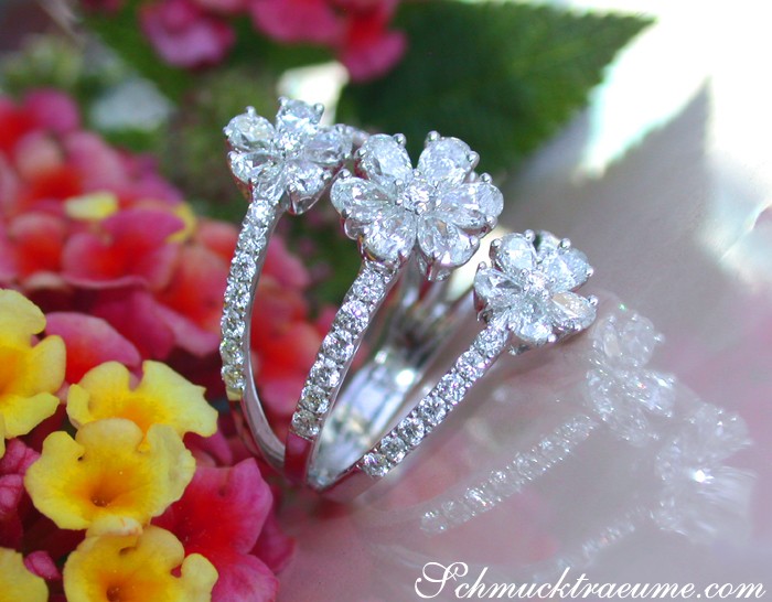 Blumenformiger Diamant-Ring in Weißgold, Detailaufnahme mit funkelnden Steinen