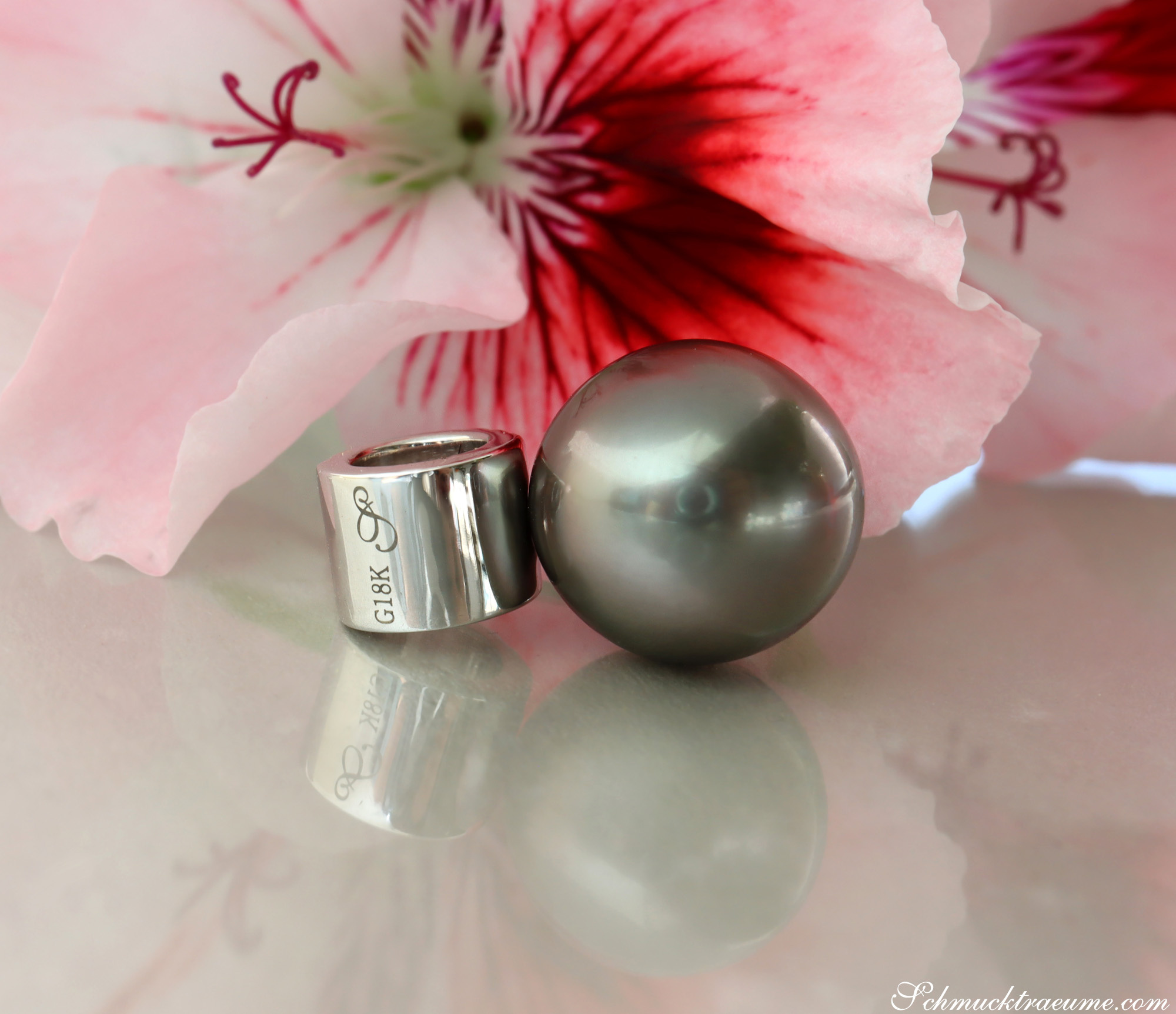 Silberner Perlenanhänger mit Tahitiperle und Baguette-Diamanten, Detailaufnahme auf Blüte.