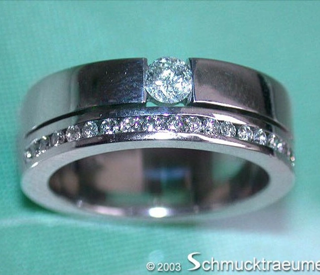 Weißgold 750 Solitär-Ring mit Diamant, Detailaufnahme auf grünem Hintergrund Weißgold 750 Solitär-Ring mit Diamant, Detailaufnahme auf grünem Hintergrund